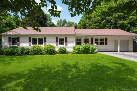 208 Woodhampton Dr, Greenburgh, NY 10603