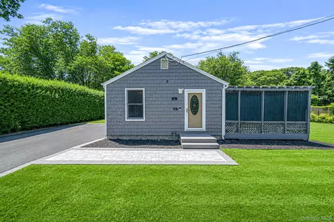 3 Bay Ln, Brookhaven, NY 11719
