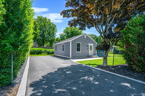 3 Bay Ln, Brookhaven, NY 11719