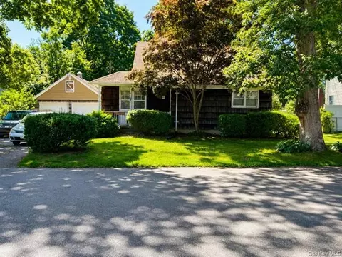 46 Mcgaw Ave, Lake Grove, NY 11755