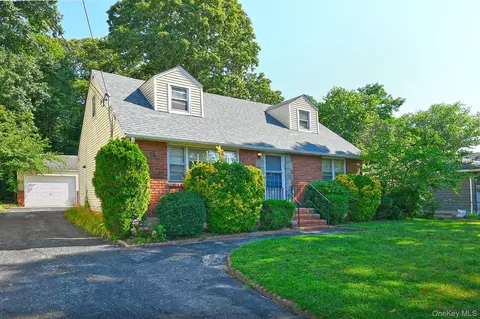 31 Lieper St, Huntington Station, NY 11746