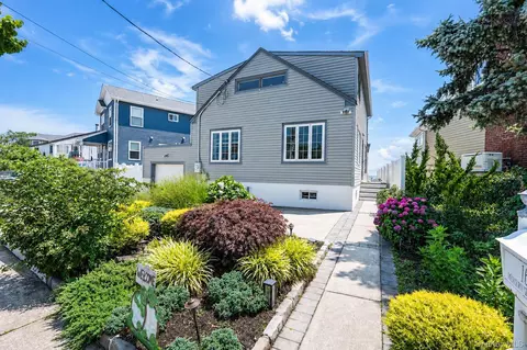 16 Brockmeyer Dr, Massapequa, NY 11758
