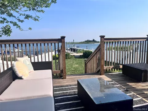 16 Brockmeyer Dr, Massapequa, NY 11758