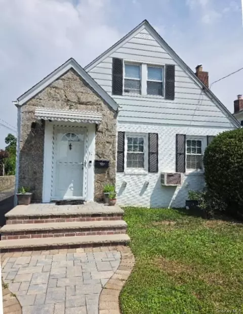 11 Prince St, North Hempstead, NY 11040