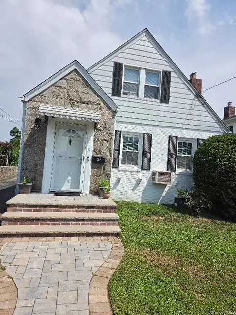 11 Prince St, North Hempstead, NY 11040