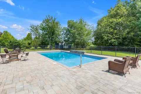 Exterior - 723 Doctors Path Ests, Riverhead, NY 11901 photo 5 of 7