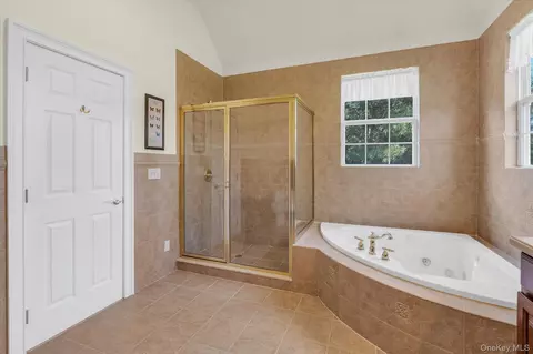 Bath - 723 Doctors Path Ests, Riverhead, NY 11901 photo 2 of 3