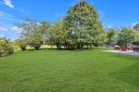 Exterior - 723 Doctors Path Ests, Riverhead, NY 11901 photo 6 of 7