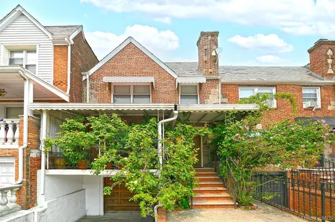 3250 32nd St, Astoria, NY 11106
