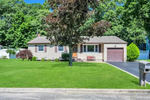 25 Walter Dr, Nesconset, NY 11767