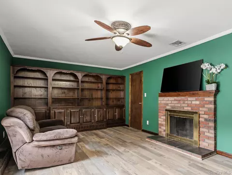 Living - 371 Hewlett Ave, Patchogue, NY 11772 photo 4 of 5
