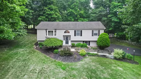 25 Cocoa Ln, Newburgh, NY 12550