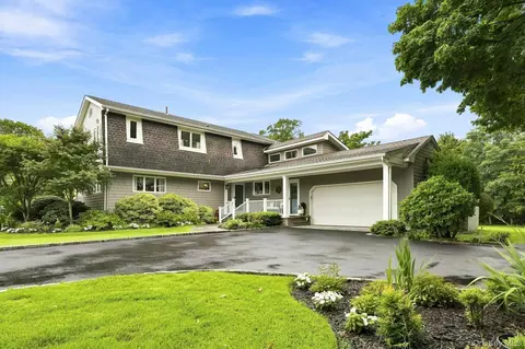 16 Brittany Ct, Northport, NY 11768