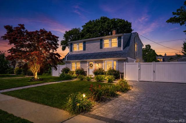 28 Crabtree Ln, Levittown, NY 11756