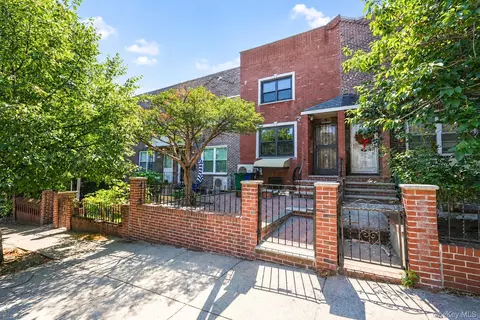 2033 28th St, New York, NY 11105
