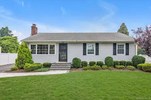 16 Verleye Ave, East Northport, NY 11731