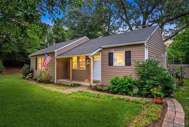 27 Glen Dr, Sound Beach, NY 11789