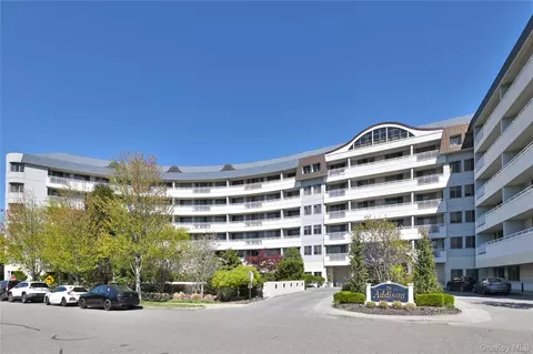 100 Harbor View Dr SW #335, North Hempstead, NY 11050