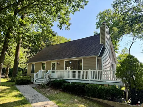 19 Farmstead Rd, New Windsor, NY 12553