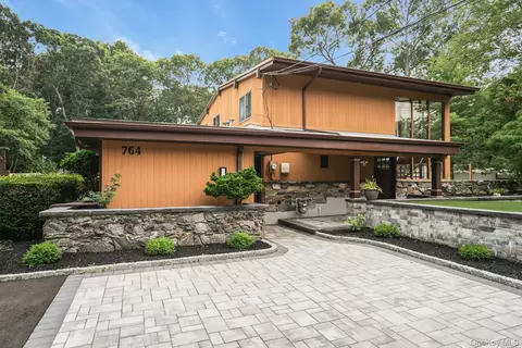 764 Vanderbilt Pkwy, Dix Hills, NY 11746