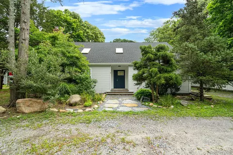 3 Cozine Rd S, Center Moriches, NY 11934