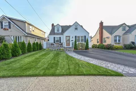 8 Garden Ave, North Hempstead, NY 11514