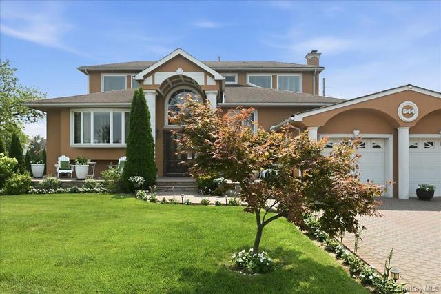 844 Park Ln, Valley Stream, NY 11581
