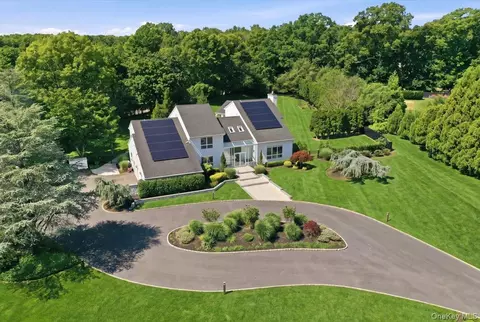 5 Meadow Gate W, Saint James, NY 11780