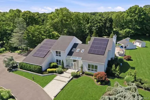 5 Meadow Gate W, Saint James, NY 11780