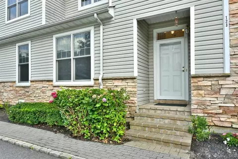 123 Links Ct, North Hempstead, NY 11050