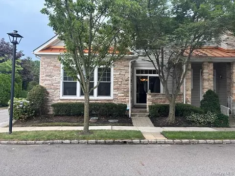 123 Links Ct, North Hempstead, NY 11050