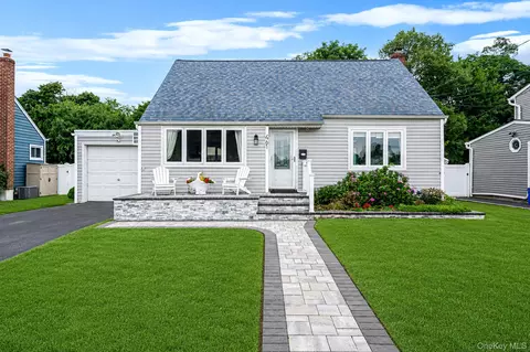 461 18th St, West Babylon, NY 11704