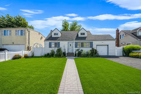 1030 N Fulton Ave, Lindenhurst, NY 11757