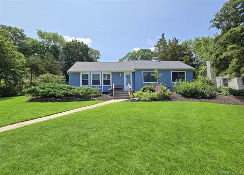 46 Peconic St, Selden, NY 11784
