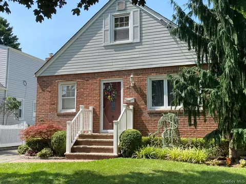 98 Albertson Pl, North Hempstead, NY 11501