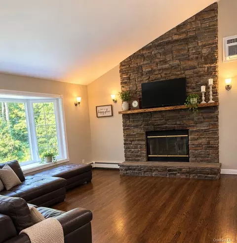 11 Ulster Ter, Wallkill, NY 12589 photo 3