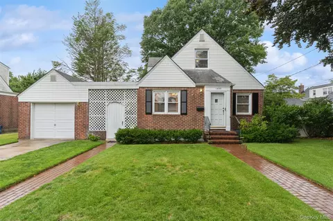 1493 New Hyde Park Dr, North Hempstead, NY 11040