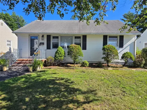 107 Nevada St, Hicksville, NY 11801