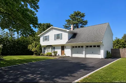30 Balsam Dr, Medford, NY 11763