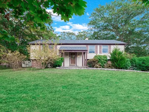 33 Winside Ln, Coram, NY 11727