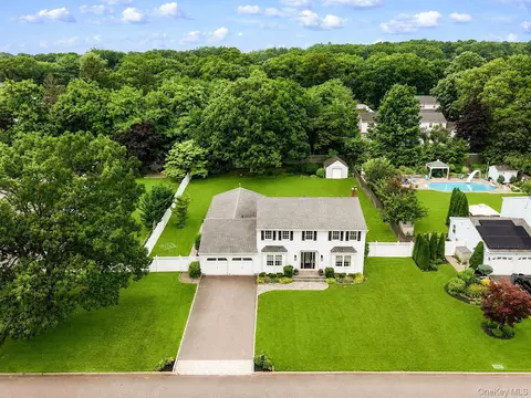 3 Warren Ct, Farmingville, NY 11738