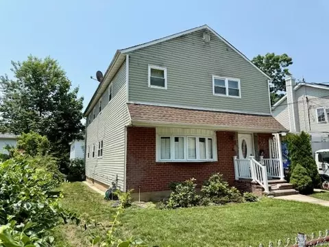 195 Garden St, North Hempstead, NY 11590