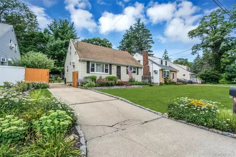 209 Iceland Dr, Huntington Station, NY 11746