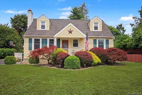 9 Mansion Dr, Hyde Park, NY 12538