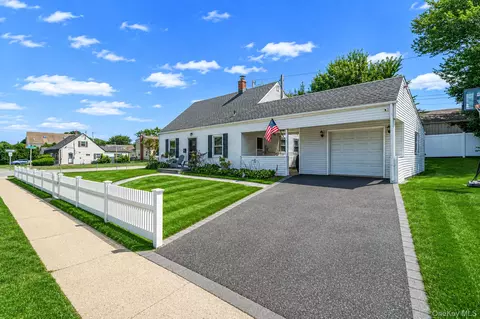 126 Cotton Ln, Levittown, NY 11756