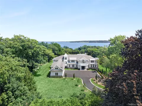 4 Shepherds Ln, North Hempstead, NY 11050