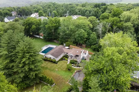 15 Green Hedges Ln, Orangetown, NY 10913