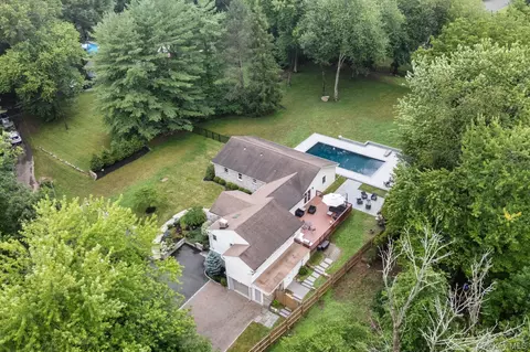 15 Green Hedges Ln, Orangetown, NY 10913