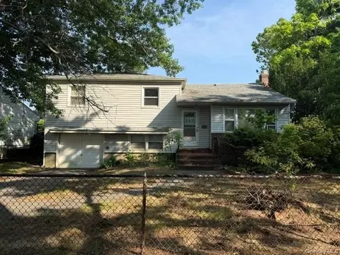 187 Thomas Powell Blvd, Farmingdale, NY 11735