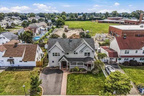 63 Kingfisher Rd, Levittown, NY 11756